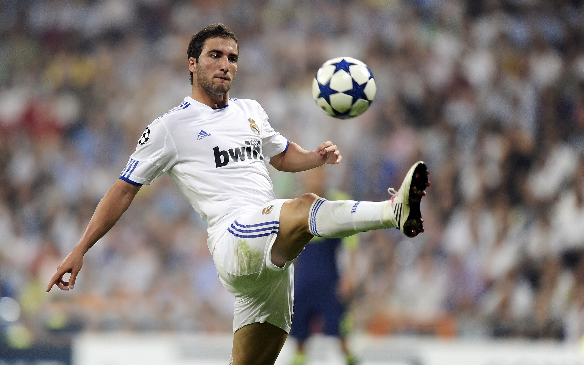 世界热气球障碍赛 匈牙利站飞手精准穿越浮标拱门夺冠